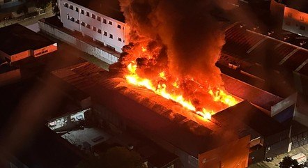 Incêndio destruiu o teto do galpão