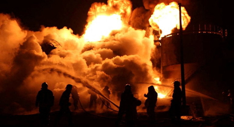 Bombeiros trabalham para conter fogo em um depósito de petróleo em Dnipro