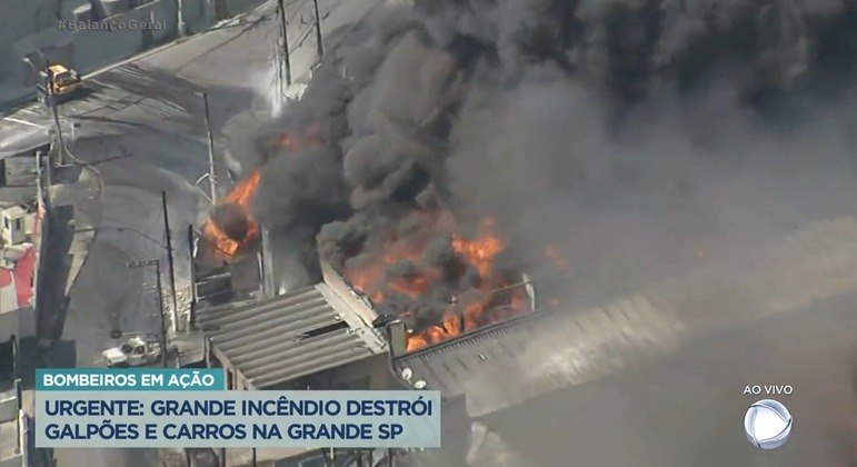 Incêndio de grandes proporções atinge galpão em Barueri e provocou a suspensão de aulas nas escolas do entorno