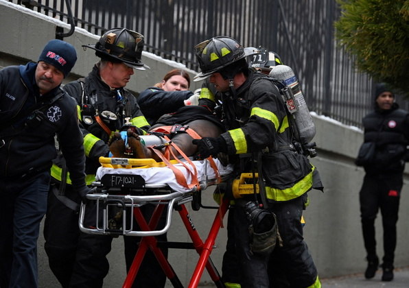 Incêndio em prédio de Nova York deixa ao menos 19 mortos - Fotos - R7  Internacional