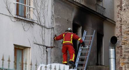 Bombeiro inspeciona prédio atingido por fogo