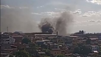 Bombeiros combatem incêndio em oficina de carretas, na Grande BH 
