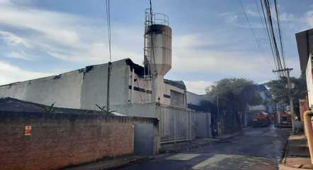 Incêndio já foi controlado pelos Bombeiros 