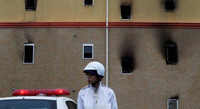 Policial faz a guarda de prédio de estúdio de anime incendiado em Kyoto