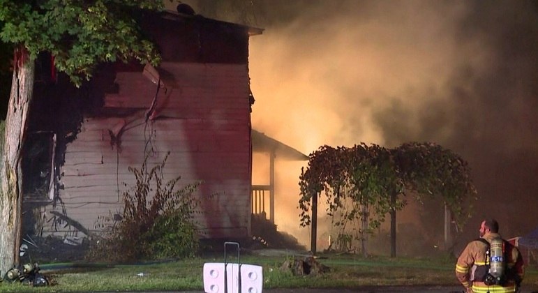Fogo intenso impediu que bombeiros pudessem entrar imediatamente na casa