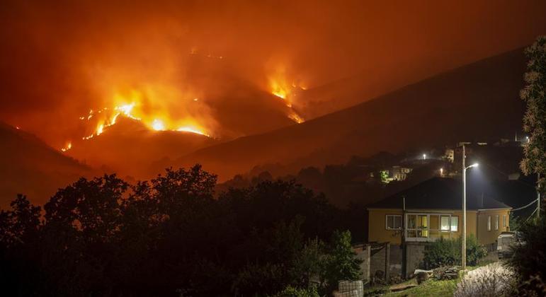 Tempo seco e quente provocou incêndios pela Europa, como este na Galícia (Espanha)