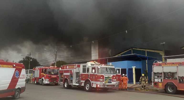 Fogo destruiu um dos galpões da marca de calçados Koc Pitt