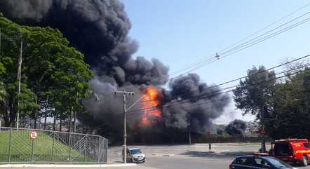 Incêndio atingiu fábrica na manhã desta terça-feira (11)