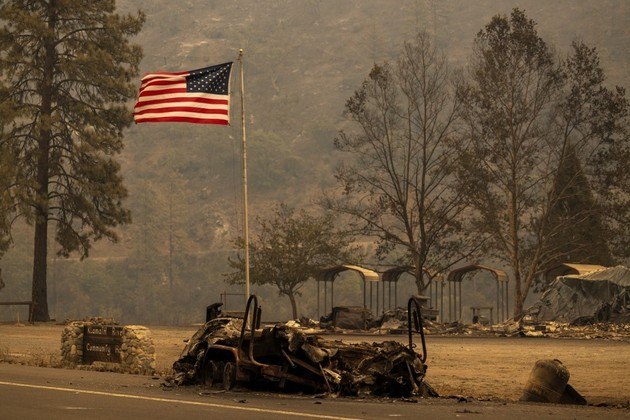 O Escritório dos Serviços de Emergência da Califórnia informou que mais de 2.000 moradores de áreas rurais da região estavam sob ordens de retirada, a maioria no condado de Siskiyou. Cerca de 850 bombeiros trabalhavam para apagar o incêndio, com dez helicópteros apoiando as operações. Equipes de busca e resgate retiraram 60 pessoas que caminhavam na Pacific Crest Trail, de acordo com o Departamento do Xerife do Condado de Jackson