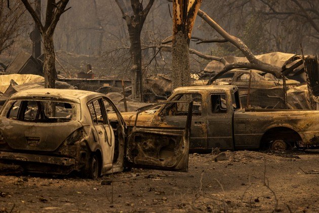 O Gabinete do Xerife do Condado de Siskiyou disse que os bombeiros encontraram dois corpos no domingo dentro de um carro queimado na entrada de uma casa na mesma comunidade. O casal aparentemente ficou preso pelas chamas enquanto tentava escapar, disse o xerife Jeremiah LaRue à ABC