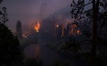 Impulsionado por fortes ventos e tempestades elétricas, o incêndio McKinney destruiu mais de 22 mil hectares da floresta nacional Klamath, perto de Yreka. Segundo as autoridades, no domingo à noite continuava avançando totalmente descontrolado