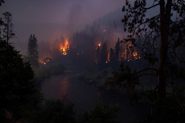 Impulsionado por fortes ventos e tempestades elétricas, o incêndio McKinney destruiu mais de 22 mil hectares da floresta nacional Klamath, perto de Yreka. Segundo as autoridades, no domingo à noite continuava avançando totalmente descontrolado