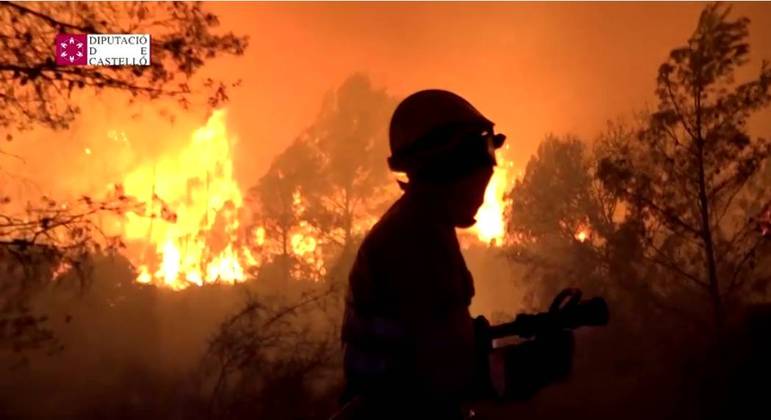 Incêndio florestal na Espanha por onda de calor