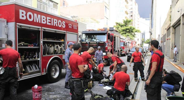 Bombeiros atuam em princípio de incêndio no prédio da Folha de S.Paulo