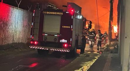 Militares dos Bombeiros atuam em  incêndio de grandes proporções dentro de um galpão em Belo Horizonte