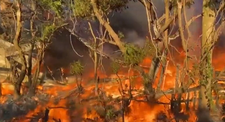 De acordo com o Corpo de Bombeiros, há muita fumaça na região