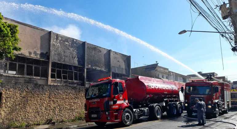Bombeiros combatem incêndio em galpão de recicláveis em Guarulhos, na Grande SP