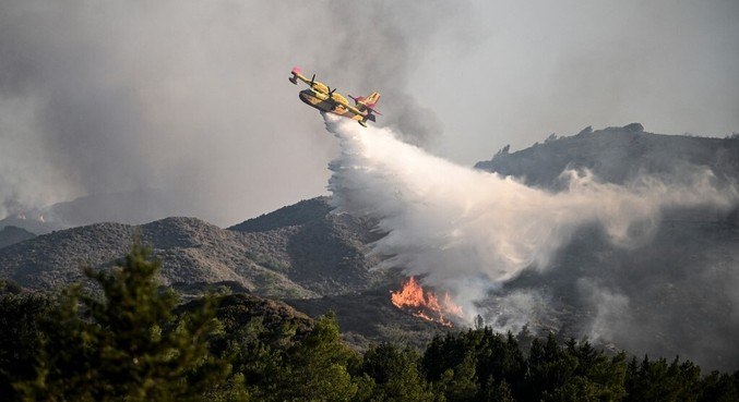 Grécia (foto) e Canadá sofrem para controlar os incêndios que ameaçam moradores