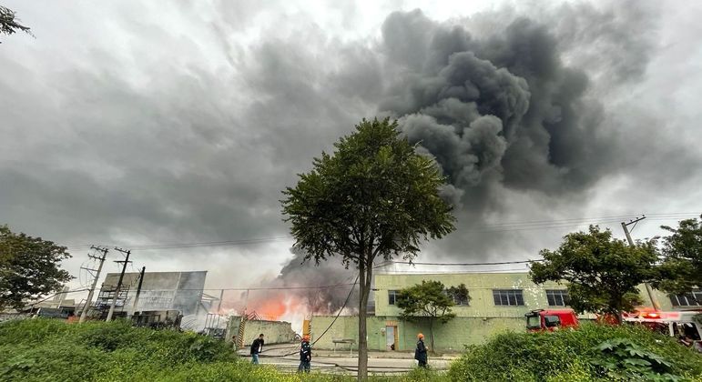 Extensa coluna de fumaça pode ser vista até de outros bairros