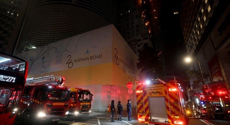 O incêndio, que ocorreu no movimentado distrito comercial e turístico de Tsim Sha Tsui, começou depois das 23h