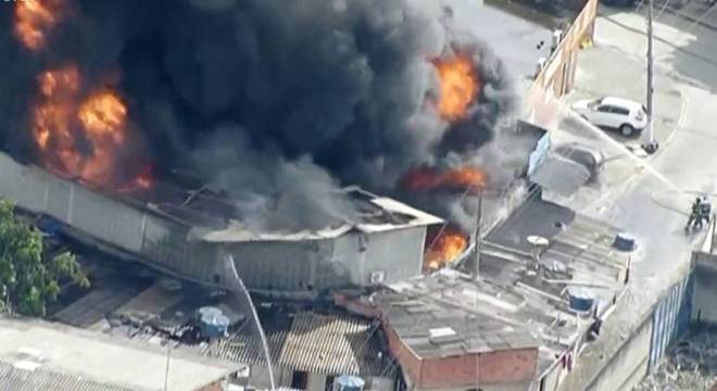 Incendio Atinge Predio Com Produtos Quimicos Em Guarulhos Noticias R7 Sao Paulo