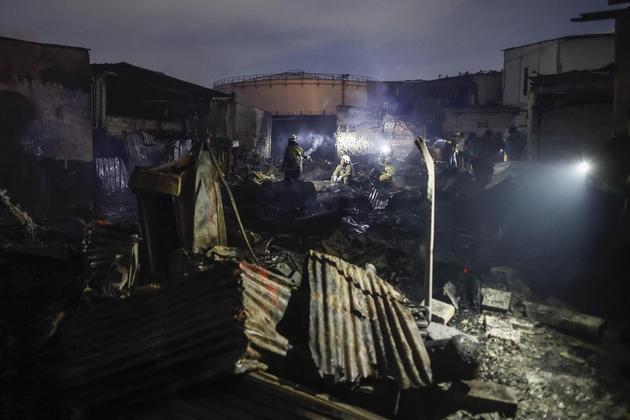 O incêndio, que começou na sexta-feira (3), foi causado por um raio que atingiu um oleoduto - com capacidade para armazenar cerca de 300 mil quilolitros - do sistema de abastecimento do reservatório, informaram autoridades. O oficial de comunicações da Pertamina, Eko Kristiawan, disse ao jornal indonésio 