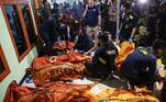 O corpo de bombeiros confirmou que, até o momento, entre as vítimas, há duas crianças. As equipes de resgate estão trabalhando para encontrar 18 pessoas que ainda estão desaparecidas.Segundo a Agência Nacional de Gestão de Desastres, pelo menos 1.085 pessoas ficaram desabrigadas em diferentes partes da cidade devido aos estragos causados pelo incêndio