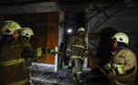 De acordo com os vídeos e fotos do incidente, as chamas do incêndio tomaram grandes proporções rapidamente e atingiram até 30 metros. Bombeiros de Jacarta disseram que muitos dos feridos sofreram queimaduras graves e centenas de pessoas tiveram que ser evacuadas.'Começou com um cheiro muito forte. Tão forte que era difícil respirar. Estávamos saindo quando de repente ouvimos uma explosão muito alta', disse à AFP Swastono Aji, uma testemunha