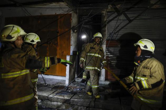 De acordo com os vídeos e fotos do incidente, as chamas do incêndio tomaram grandes proporções rapidamente e atingiram até 30 metros. Bombeiros de Jacarta disseram que muitos dos feridos sofreram queimaduras graves e centenas de pessoas tiveram que ser evacuadas.'Começou com um cheiro muito forte. Tão forte que era difícil respirar. Estávamos saindo quando de repente ouvimos uma explosão muito alta', disse à AFP Swastono Aji, uma testemunha