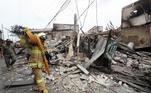 A região permanece isolada. Por hora, os bombeiros trabalham dentro das casas queimadas e no depósito, para evitar o retorno das chamas. Vale lembrar que, em 2021, houve um incêndio de grandes proporções na refinaria de Balongan, também pertencente à empresa Pertamina e uma das maiores do país. O local ardeu durante dois dias e obrigou à evacuação de milhares de habitantes após uma gigantesca explosão provocada pelo incêndio.'Depois de vários incêndios (…), é claro que temos de controlar todas as instalações e infraestruturas petrolíferas, em particular os tanques e refinarias', disse Sugeng Suparwoto, presidente da comissão de energia do Parlamento, ao canal Metro TV