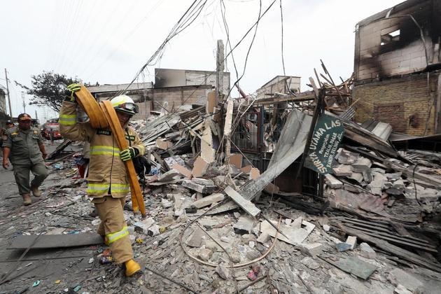 A região permanece isolada. Por hora, os bombeiros trabalham dentro das casas queimadas e no depósito, para evitar o retorno das chamas. Vale lembrar que, em 2021, houve um incêndio de grandes proporções na refinaria de Balongan, também pertencente à empresa Pertamina e uma das maiores do país. O local ardeu durante dois dias e obrigou à evacuação de milhares de habitantes após uma gigantesca explosão provocada pelo incêndio.'Depois de vários incêndios (…), é claro que temos de controlar todas as instalações e infraestruturas petrolíferas, em particular os tanques e refinarias', disse Sugeng Suparwoto, presidente da comissão de energia do Parlamento, ao canal Metro TV