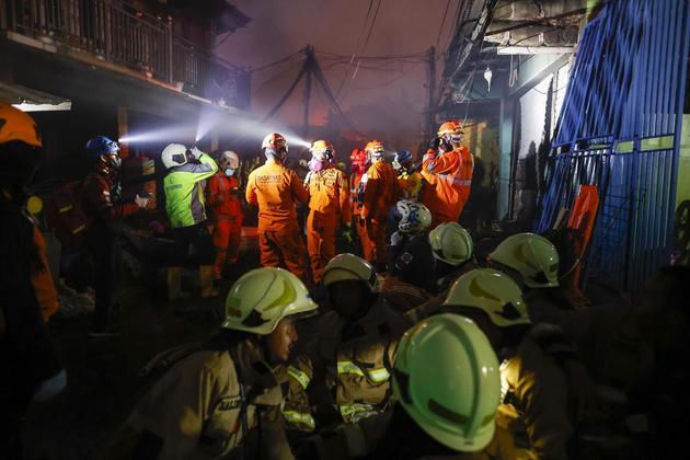 Um total de 52 carros-bomba e 260 bombeiros foram mobilizados para extinguir o incêndio no depósito e região