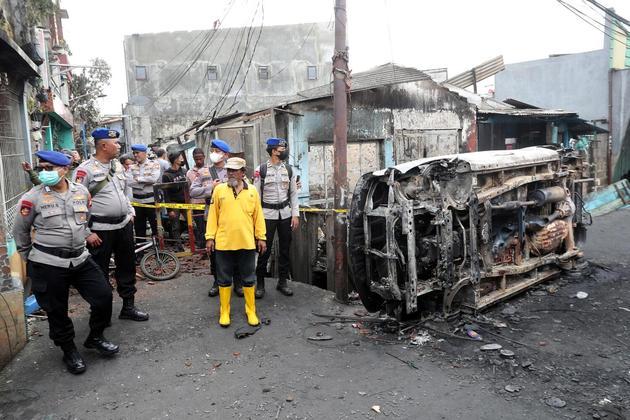 A polícia está vigiando o local enquanto o corpo de bombeiros continua a inspeção na área. Segundo o ministro encarregado de Empresas Públicas, Erick Thohir, os membros do governo solicitaram uma auditoria da infraestrutura energética do país após vários incêndios nos últimos anos. 'Ordenei à Pertamina para investigar imediatamente este caso e agora estamos focados em ajudar a população. Deve haver controle operacional no futuro', escreveu no Instagram, na sexta-feira (3).Nicke Widyawati, diretora da Pertamina, disse em comunicado que a empresa dará 'o melhor tratamento às comunidades afetadas' e garantiu que uma investigação será realizada para ajudar a prevenir eventos semelhantes no futuro