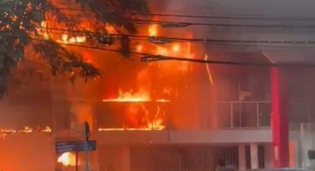Chamas tomaram conta da fachada do prédio