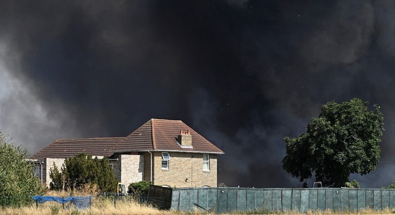 Incêndio acontece durante onda de calor, em Rainham, no leste de Londres