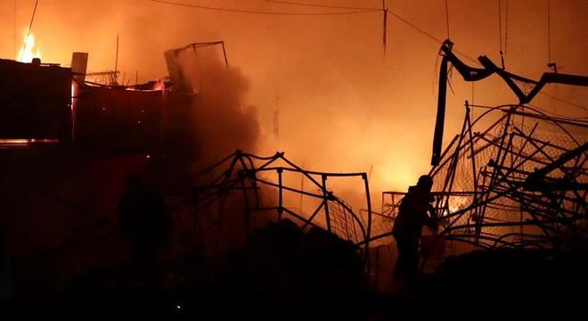 Bombeiros levaram quatro horas para controlar as chamas no mercado La Merced