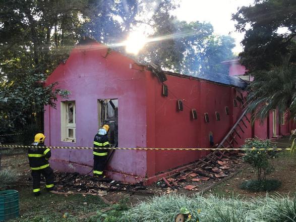 Funcionários contaram que as chamas se alastraram em um dos prédios do Museu de História Nacional da UFMG, por volta das 06h, desta segunda-feira (15)