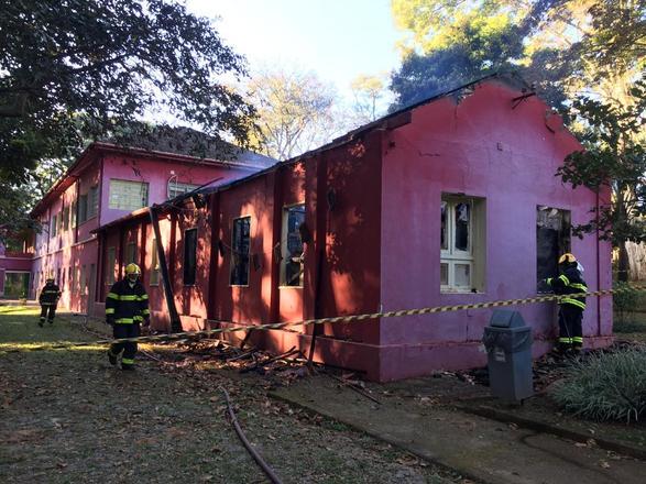 Testemunhas relataram que o fogo se espalhou pelo teto do prédio