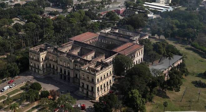 Após 200 anos, Museu Nacional pegou fogo na madrugada deste domingo (2)