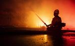 Um incêndio florestal repentino ocorreu em Orange County, na cidade de Laguna Niguel, no sul da Califórnia, Estados Unidos, na última quarta-feira (11), segundo autoridades locais, e afetou cerca de 200 acres, o equivalente a 110 campos de futebol*Estagiária do R7, sob supervisão de Raphael Hakime