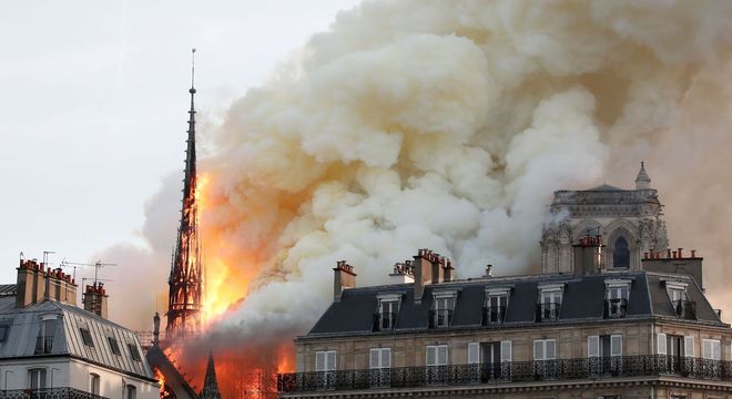 Chamas tomaram conta da Catedral de Notre-Dame nesta segunda-feira