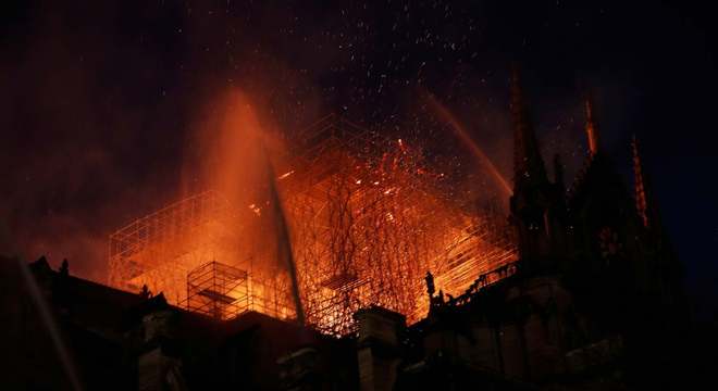 A Catedral de Notre-Dame será reconstruída, prometeu o presidente Macron