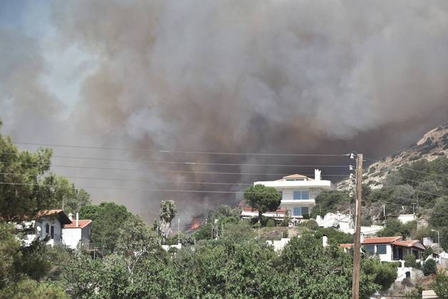 O fogo se espalhou rapidamente para as áreas costeiras de Lagonissi, Anavyssos e SaronidaLocal: Anavyssos, na Grécia