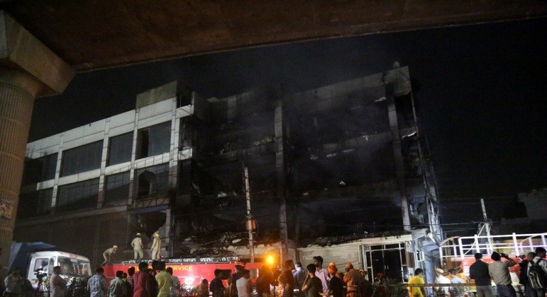 Incêndio em prédio comercial deixou feridos e vítimas em Nova Délhi, na Índia