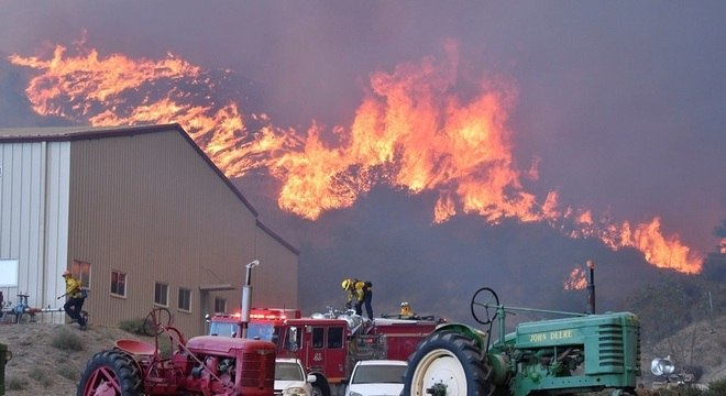 Incêndio provocado pelo vento nas colinas do Canyon Country, ao norte de L. A.
