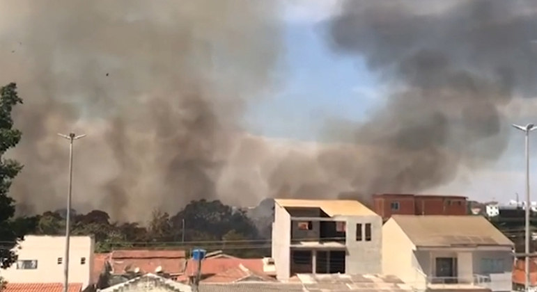 Fumaça do incêndio perto das casas no Guará