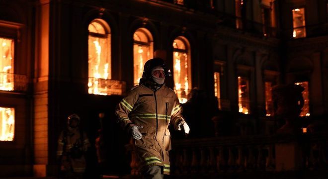 Operação de combate ao fogo foi feita durante a noite