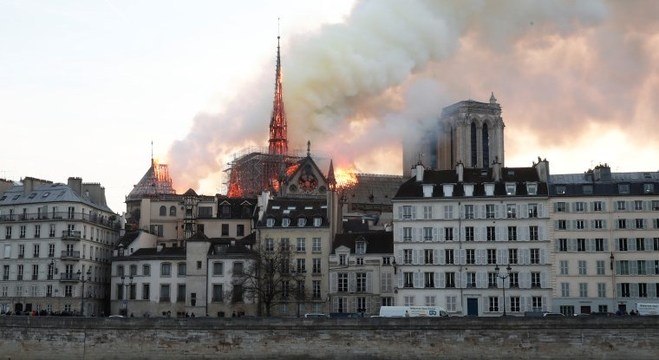 Relíquias da Catedral de Notre-Dame foram salvas por funcionários no incêndio