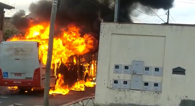 Vídeos mostram veículo sendo tomado por chamas