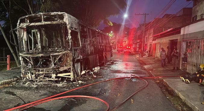 Ônibus da linha 4403 totalmente destruído após incêndio criminoso